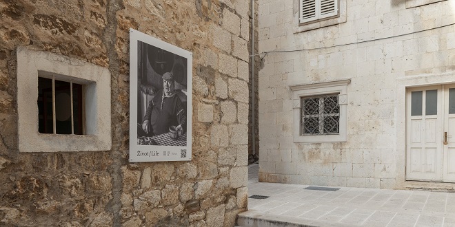 IZLOŽBA FOTOGRAFIJA MARE MILIN 'Život/Life' u staroj jezgri Makarske