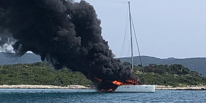 FOTO/VIDEO Planuo katamaran kod Krknjaša