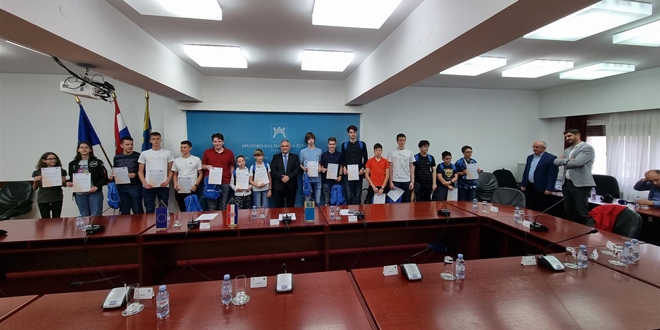 Župan primio učenike koji su nagrađeni na natjecanju iz informatike