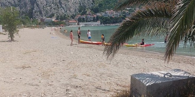 OMIŠKA PLAŽA Uklonjen nezakoniti, derutni objekt