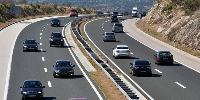 JEZIVO Usred noći pretrčavao autocestu. Auto ga udarilo, kamion ga pregazio