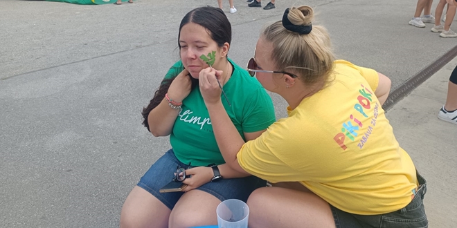 VIDEO Igrice za djecu i crtanje lica ispred stadiona