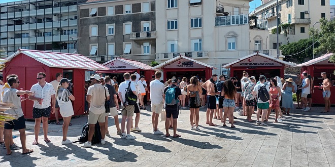 VIDEO: ULTRA EUROPE Red za zamjenu ulaznica za narukvice proteže se cijelom Zapadnom obalom