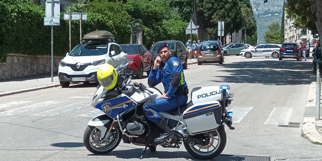 DRAMA U ŠIBENIKU Policija pokušala zaustaviti motocikl, vozač prvo udario policajca, a ona i njihovo vozilo