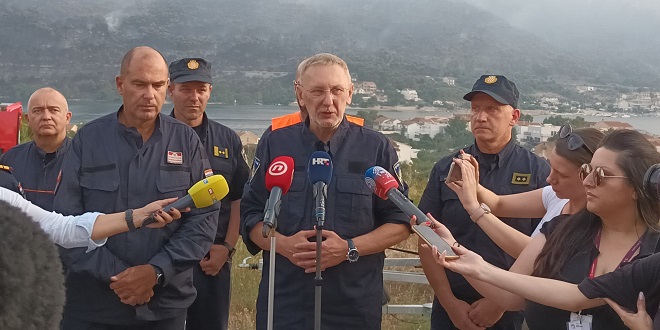 VIDEO Ministar Božinović stigao na požarište kod Šibenika: Nema žrtava. Oštećeno je sedam kuća i isto toliko automobila