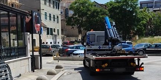 UHVAĆEN U PREKRŠAJU Pauk diže krivo parkirana auta, za znakove uopće ne mari
