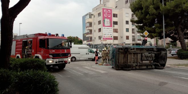 TEŠKA NESREĆA U SPLITU Jedna osoba poginula u sudaru dva kombija