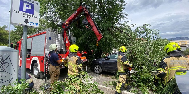 Vatrogasci još uvijek saniraju posljedice olujnog nevremena u Splitu