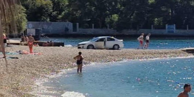 EGZIBICIJE NA OBOJENOJ: Zapeo automobilom na ulazu u plažu, enigma je i kako je uspio proći