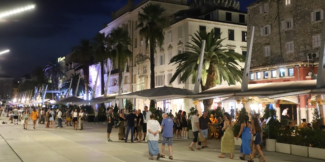Komunalni redari dijelili obavijesti ugostiteljima u centru Splita, od sutra rade do ponoći