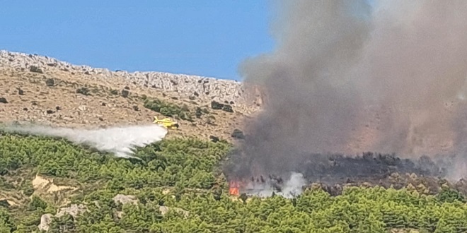 VIDEO: STIGAO I DRUGI KANADER Požar u Podstrani