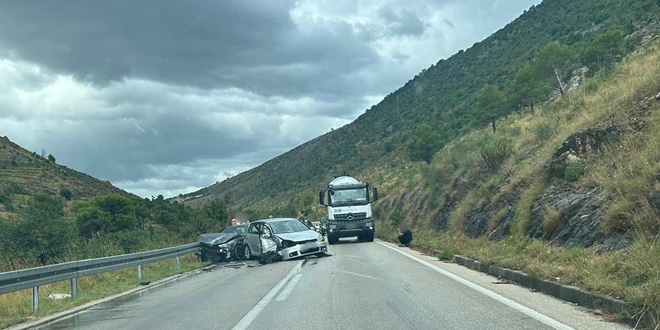 JOŠ JEDNA PROMETNA Sudar dva auta između Žrnovnice i Srinjina