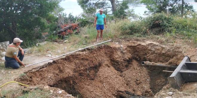VIDEO S BENA Ekipa Park šume Marjan premjerila novu septičku jamu i pozvala građevinsku inspekciju 