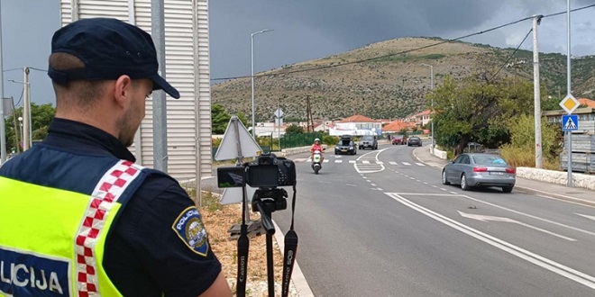 Na cestama Splitsko-dalmatinske županije za vikend sankcionirano 300 vozača, većina ih je prebrzo vozila