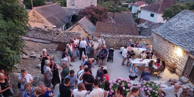 Ženska i mješovita klapa Filip Dević nastupaju u srcu Šolte