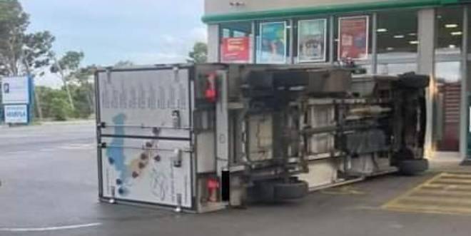 NESVAKIDAŠNJA NESREĆA Kamion se prevrnuo na pumpi u Makarskoj