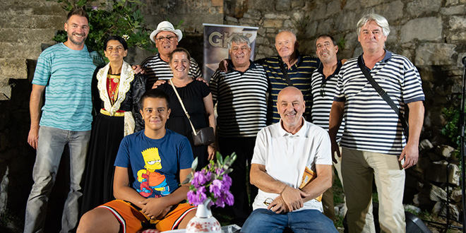 FOTO Večer kaštelanski' glendi i batudi okupila brojnu publiku željnu smijeha, tradicije i kulturne baštine 