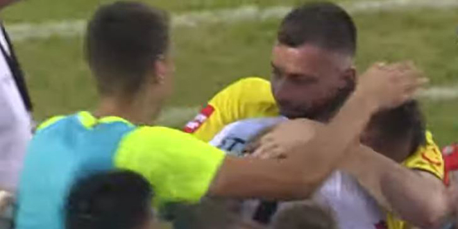ZANIMLJIVA CRTICA: Dinamovac nakon gola otrčao u zagrljaj hajdukovcu