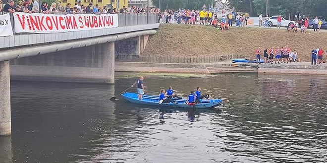 FOTOGALERIJA Gusarice iz Metkovića najbolje na Maratonu lađa na Bosutu