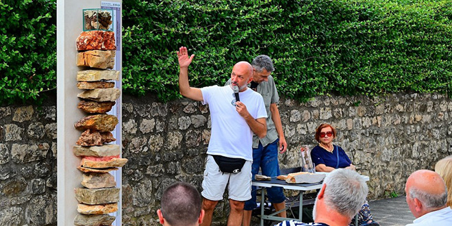 FOTOGALERIJA Postavljen Geološki stup Sutivan, evo o čemu se radi