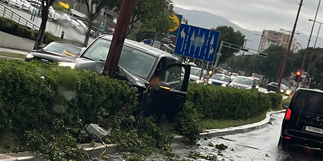 NESREĆA NA POLJIČKOJ Autom se zabio u stup
