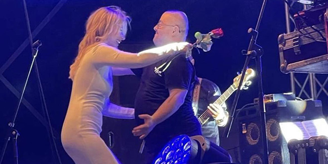VIDEO Danijelu na koncertu iznenadio obožavatelj, kleknuo na pozornici i dao joj ružu