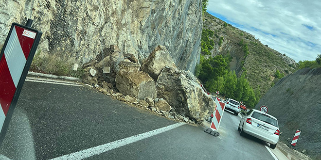 Veliki odron u Lokvi Rogoznici usporava promet Jadranskom magistralom