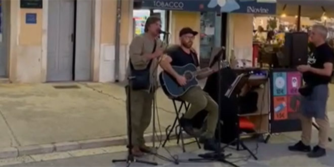 VIDEO: Pogledajte kako je bivši pjevač Bijelog dugmeta s uličnim sviračem otpjevao svoj najveći hit