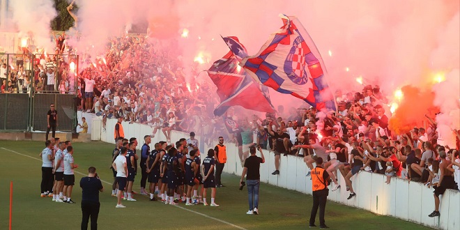 VIDEO: Pogledajte kako je Torcida podržala momčad Hajduka na treningu uoči Dinama