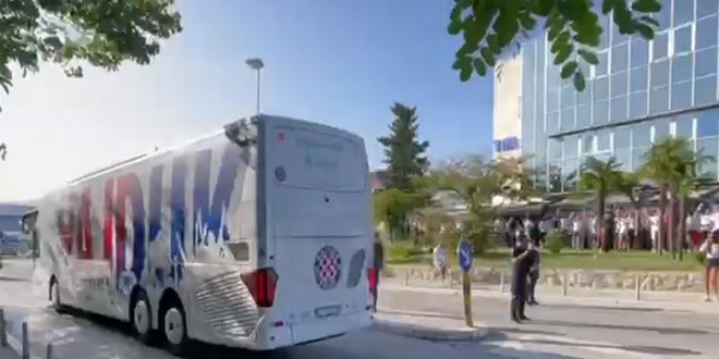 VIDEO: Pogledajte prolazak Hajdukovog autobusa do Poljuda