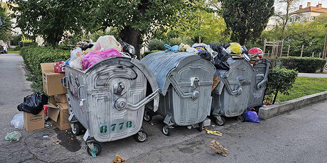 ISTA SLIKA I NAKON SEZONE Prekrcani kontejneri na Bačvicama uz igrališta i zgrade