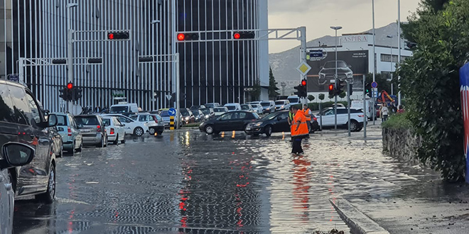 FOTO/VIDEO Kiša u manje od dvije minute stvorila kaos na splitskim cestama