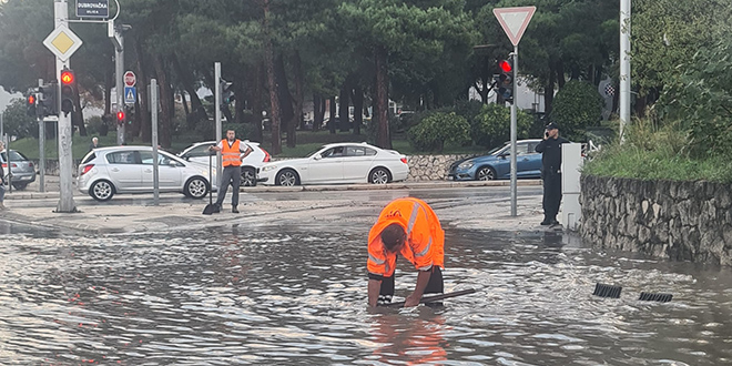 VIDEO Bujica u Domovinskog rata, auto ostalo u vodi