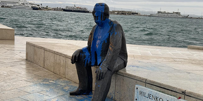 VIDEO Spomenik Smoji zalilo plavom piturom, slučaj istražuje policija | Dalmatinski  portal
