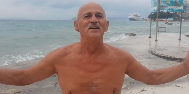 VIDEO Stari Dida opet u akciji, ne smetaju mu valovi