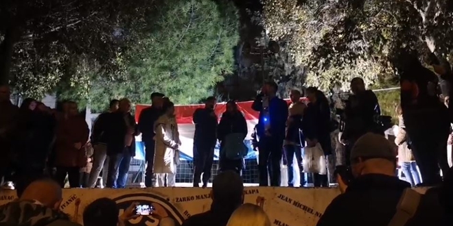 VIDEO Djevojčica u plavom kaputiću iz vukovarske kolone u Splitu poručila: 'Hvala Torcidi'