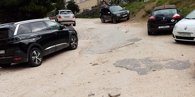Makadamski put na Gripama: 'Hoćete li nešto uraditi?' | Dalmatinski portal
