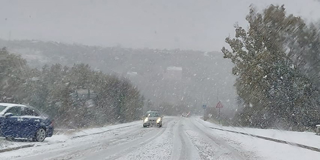 FOTO/VIDEO Snježne pahulje na Klisu, zastoj na Kočinjem brdu