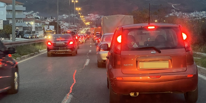 Vozilo u kvaru na brzoj cesti prema Sinju