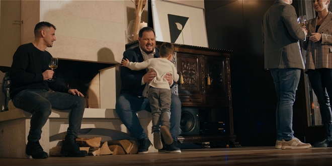 VIDEO Domaći tenor Mate Grgat u istome danu objavio novi singl 'Izda san te moja jube' i blagdansko izdanje pjesme 'Kuća puna naroda'