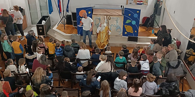 FOTO/VIDEO Tradicionalna predstava  i pokloni za mališane na Sirobuji