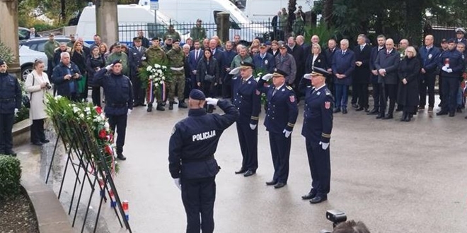Načelnik PU dubrovačko-neretvanske sa suradnicima polaganjem vijenaca odao počast braniteljima