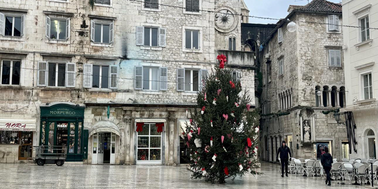 UOČI SVETE LUCE Okićena i jelka na Pjaci