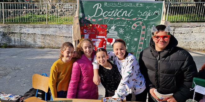 FOTOGALERIJA Učenici OŠ Blatine-Škrape na Božićnom sajmu prodavali kolače za Centar Slava Raškaj
