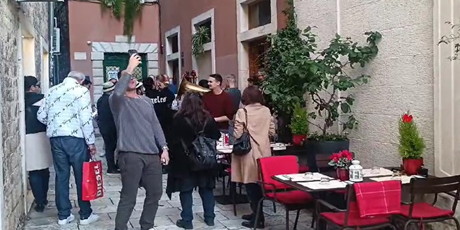 VIDEO Verbalni incident u centru Splita, ne vole svi takvu glazbu u vrijeme Badnjaka i Božića