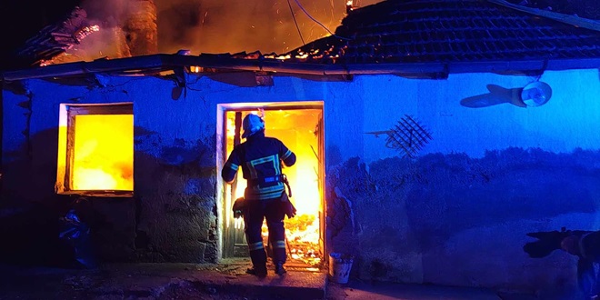 TRAGEDIJA U DALMACIJI Starija žena poginula u požaru kojeg je izazvala noćna lampa