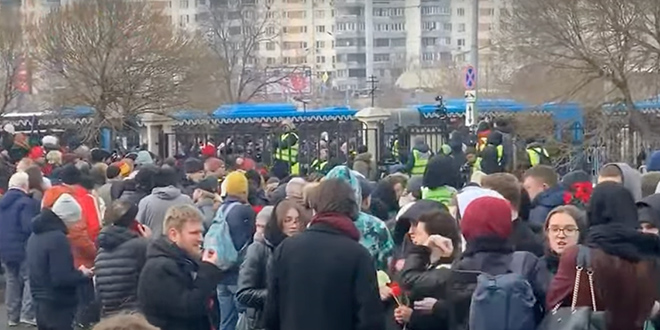 VIDEO Tisuće ljudi na pogrebu Navaljnog: 'Ti se nisi bojao, ne bojimo se ni mi!'