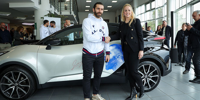 FOTOGALERIJA: Tvrtka Auto Čondić svečano je uručila Hajduku ključeve modela Toyota C-HR!