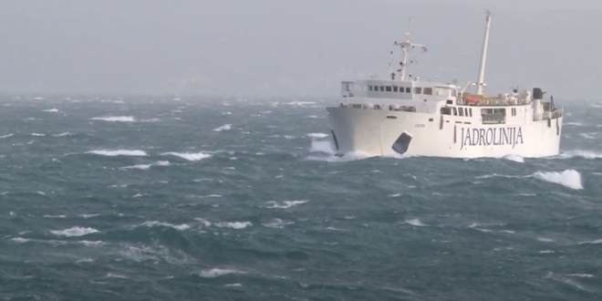 VIDEO Najstariji trajekt Jadrolinijine flote uspješan protiv olujnog juga