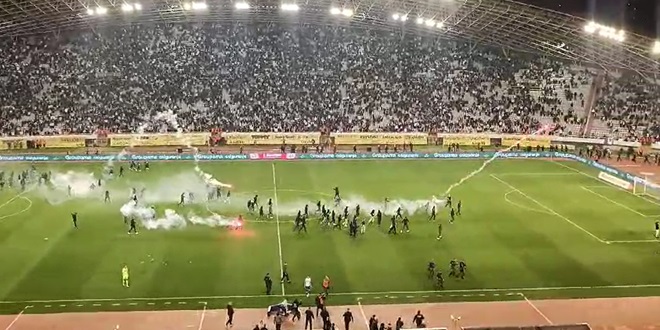 VIDEO: Torcida utrčala na teren, igrači Hajduka i Dinama pobjegli s igrališta